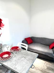 salon ze stołem i kanapą w obiekcie Studio tout équipé avec chambre indépendante w Aix-les-Bains