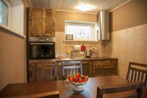 Kuchyň nebo kuchyňský kout v ubytování Vanaõue Holiday Home
