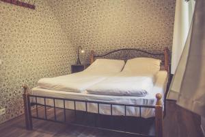 a bed in a bedroom with a wall at Vanaõue Holiday Home in Kalana