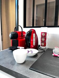blat kuchenny z tosterem i miskami w obiekcie Studio tout équipé avec chambre indépendante w Aix-les-Bains