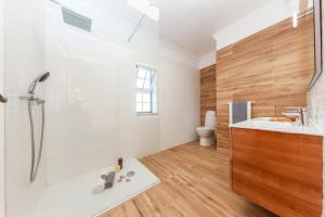 un baño con ducha y lavabo en Villa Peace by Algarve Vacation, en Pêra 42 fotos más
