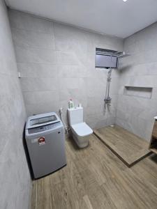 グランベにあるRani paradise villaのトイレと洗面台のある小さなバスルーム