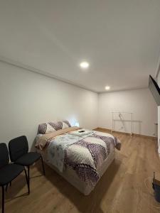 Ένα ή περισσότερα κρεβάτια σε δωμάτιο στο suite zapata Madrid
