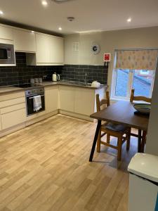 DalstonKezbah2 22 the square centre of Dalston village的带桌子的厨房和餐厅