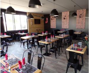 a restaurant with tables and chairs with pink napkins on them at MOBIL HOME n 2 TOUT CONFORT ST CYPRIEN 66 in Saint-Cyprien