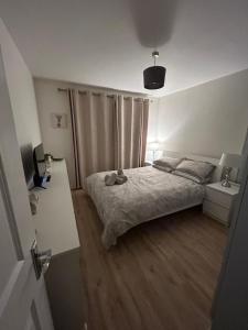 Postel nebo postele na pokoji v ubytování Castlejane Apartment