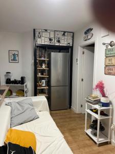 Ένα ή περισσότερα κρεβάτια σε δωμάτιο στο Apartamento para férias 2 minutos da praia Costa da Caparica