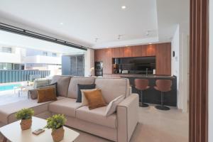 a living room with a couch and a kitchen at Villa Almendro Santa Rosalia Lake and Life Resort by PREMIUM SPAIN PROPERTIES in Torre-Pacheco