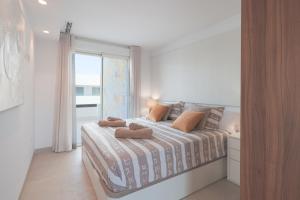 a bedroom with a bed with two towels on it at Villa Almendro Santa Rosalia Lake and Life Resort by PREMIUM SPAIN PROPERTIES in Torre-Pacheco