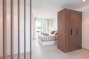a bedroom with a bed and a wooden cabinet at Villa Almendro Santa Rosalia Lake and Life Resort by PREMIUM SPAIN PROPERTIES in Torre-Pacheco