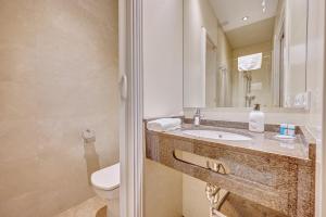 Et badeværelse på Curia 6 by clabao + 15 billeder