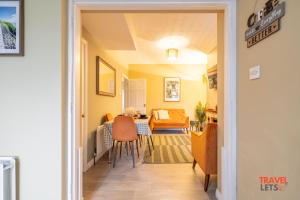 Gallery image of 3 Bedroom House By Travel Lets Holiday Homes Ballycastle With Free WiFi in Ballycastle +53 photos
