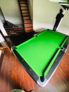 Biliár nebo kulečník v ubytování The Loversleap Resort Nuwara Eliya