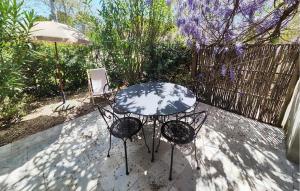 un tavolo e sedie con un ombrellone in un patio di Gorgeous Home In Saint-Laurent-De-La-Cabrerisse a Saint-Laurent-de-la-Cabrerisse Altre 28 foto