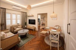 a living room with a table and a couch at Hoodo Zoe - Hebbal Bangalore Apartments in Bengaluru