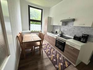 Kuchyň nebo kuchyňský kout v ubytování Charming apartment near Emden with garden, 100 m² + 4 fotografie