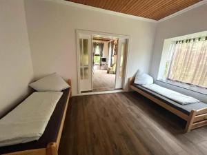 Postel nebo postele na pokoji v ubytování Charming apartment near Emden with garden, 100 m²