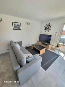 TV a/nebo společenská místnost v ubytování Villa Bleu Azur vue sur mer + 4 fotografie