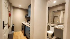 a small bathroom with a toilet and a sink at Em frente à praia - conforto, localização e vista in Rio de Janeiro