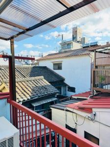 desde el balcón de un edificio con techos en 晶 距离车站步行5分钟 关西机场难波心斋桥直达 5 bedroom最多可住13人 超大客厅大电视有Netflix, en Osaka 47 fotos más