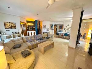 Khu vực ghế ngồi tại Casa Rural a 4km de Murcia con piscina y spa caliente