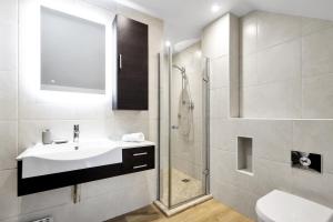 Un baño blanco con lavabo y ducha. en The Orchard - North East Escapes, en Morpeth 21 fotos más