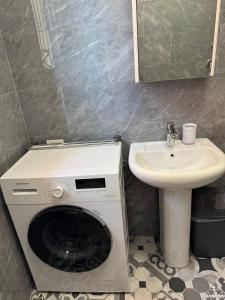 a washing machine and a sink in a bathroom at Blue Ocean Escapes in Santa Maria +18 photos