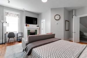 una camera da letto con un letto e un camino di G6 central location museums FREE PARKING a Richmond