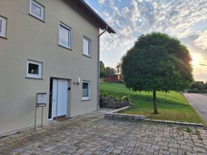 ein Haus mit einem Baum davor in der Unterkunft Ferienwohnung an der Obermosel in Oberbillig