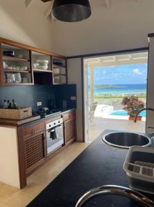 une cuisine avec vue sur l'océan dans l'établissement Villa BOT- EVERSAIL avec vue panoramique sur l'océan, à Saint Barthelemy