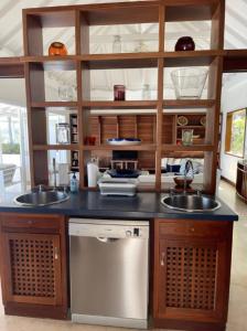 Cuisine ou kitchenette dans l'établissement Villa BOT- EVERSAIL avec vue panoramique sur l'océan