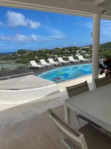 Piscine de l'établissement Villa BOT- EVERSAIL avec vue panoramique sur l'océan ou située à proximité