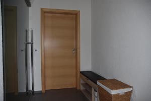 eine Holztür in einem Zimmer mit Kühlschrank in der Unterkunft Ferienwohnung an der Obermosel in Oberbillig