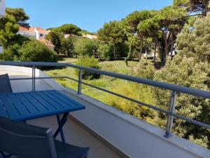 eine blaue Bank auf einem Balkon mit Parkblick in der Unterkunft Bleu Soleil By Ericeira Property in Mafra