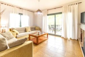 Χώρος καθιστικού στο Ca La Iaia Casa con piscina y jardín