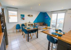 a kitchen and living room with a table and chairs at Le Beluga XL - Confort et proximité Airbus in Colomiers +12 photos