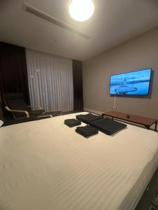 1 dormitorio con 1 cama grande y TV de pantalla plana en la pared en Stylish Suite with Great View, en Estambul 26 fotos más