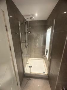 una ducha con puerta de cristal en un baño en Stylish Suite with Great View, en Estambul