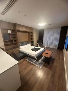 Un dormitorio con una cama, un escritorio y una mesa. en Stylish Suite with Great View, en Estambul
