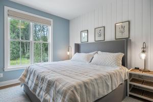 a bedroom with a large bed and a window at Vita Huset by Simple Life Rentals in Sister Bay