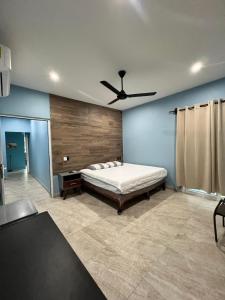 a bedroom with a bed and a ceiling fan at Casa Cristina Mamá Regañona in Bahías de Huatulco +77 photos