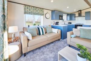 a living room with a couch and a kitchen at Host & Stay - Kinara Lodge in Pickering +21 photos