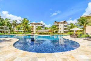 basen w ośrodku wypoczynkowym z palmami w obiekcie Beach Place Resort Bangalo 12 w mieście Aquiraz