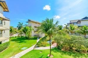 z anteny widok na dziedziniec z palmami w obiekcie Beach Place Resort Bangalo 12 w mieście Aquiraz