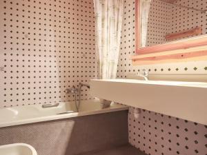 ein Badezimmer mit Waschbecken und Badewanne in der Unterkunft Appartement Chalet Spacieux 6 Pièces, Wi-Fi, Vue Panoramique - FR-1-275-148 in Montvalezan