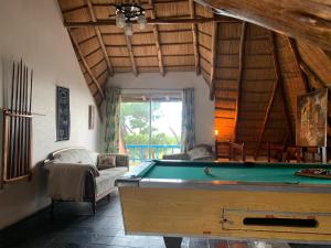 een kamer met een pooltafel in een huis bij Pucara del Este in Punta del Este