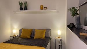 a bed with two yellow pillows in a room at TuaCasa - Gemütliches Souterrain Apartment in Lippstadt