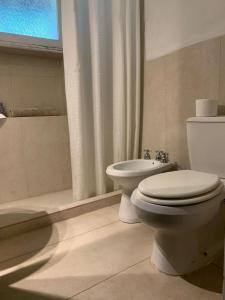 een badkamer met een wit toilet en een wastafel bij Pucara del Este in Punta del Este