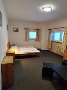 Postel nebo postele na pokoji v ubytování Horský Hotel Kubát