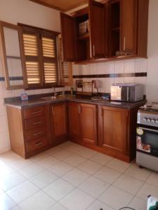 cocina con armarios de madera y fogones en Estrellas Apparts, en Odza II